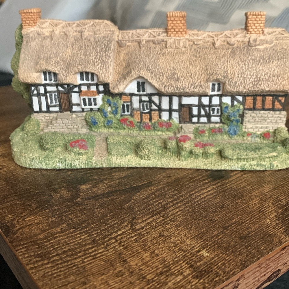 Hand painted replica of Anne Hathaways cottage